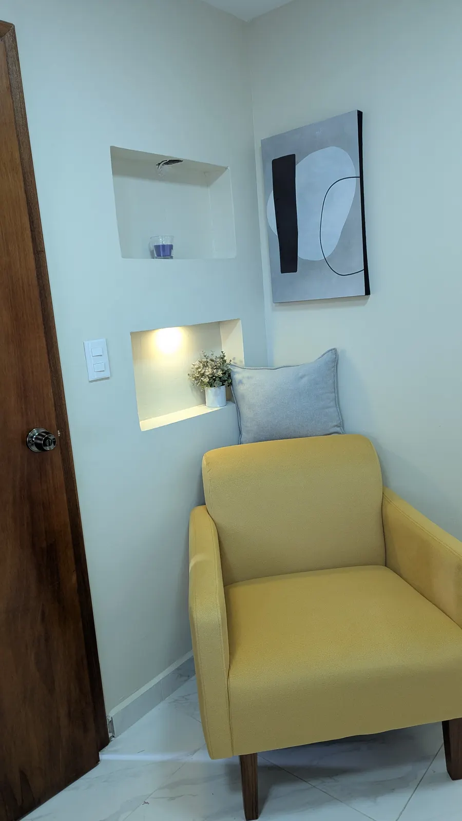 Espacio de terapia con sillón, sede Valle de los Chillos