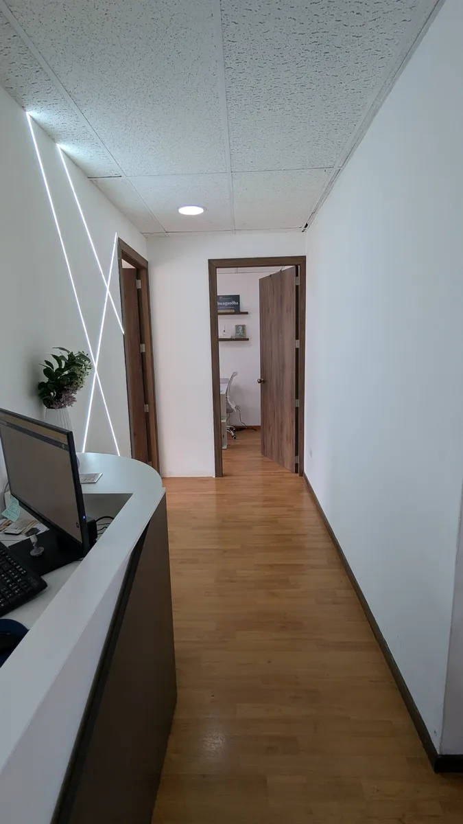 Pasillo y consultorios de Equimente en Quito